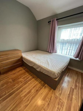 Small Studio Apartment mins walks to city centre